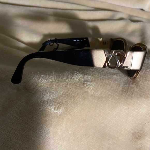 BRAND NEW, NEVER WORN!! YSL Sunglasse too small tag came off s - Picture 4 of 6